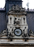 Часы на здании Ратуши в Париже
